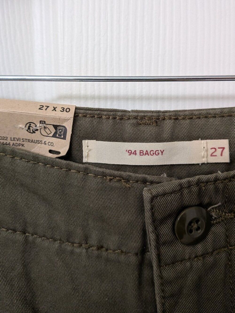 Levi's Women's Mid-Rise 94's Baggy Jeans Cargo in Army Green | 27x30 - Picture 7 of 9